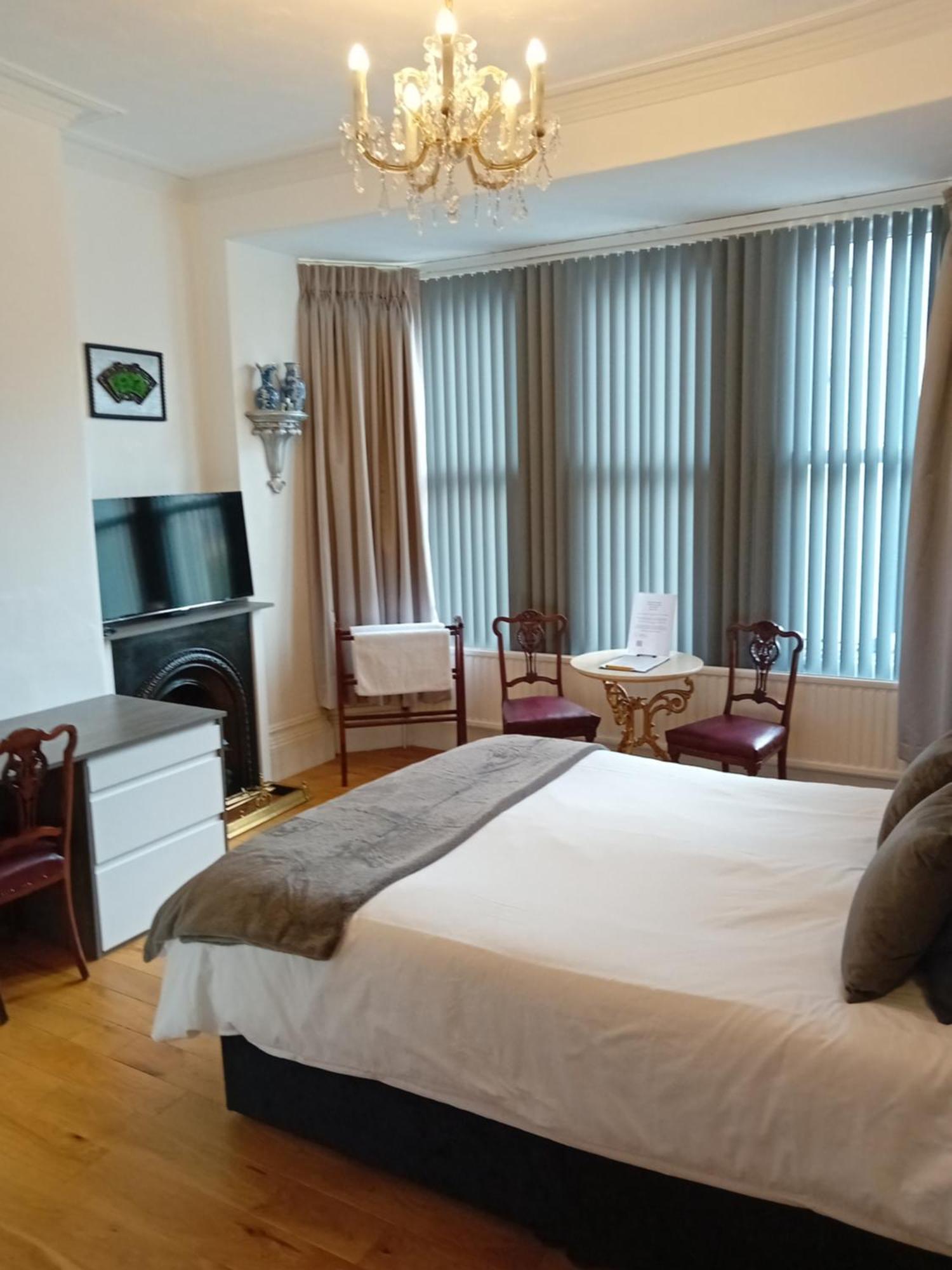 Bed and Breakfast Grosvenor House - Onsite Free Parking Ilfracombe Exterior foto